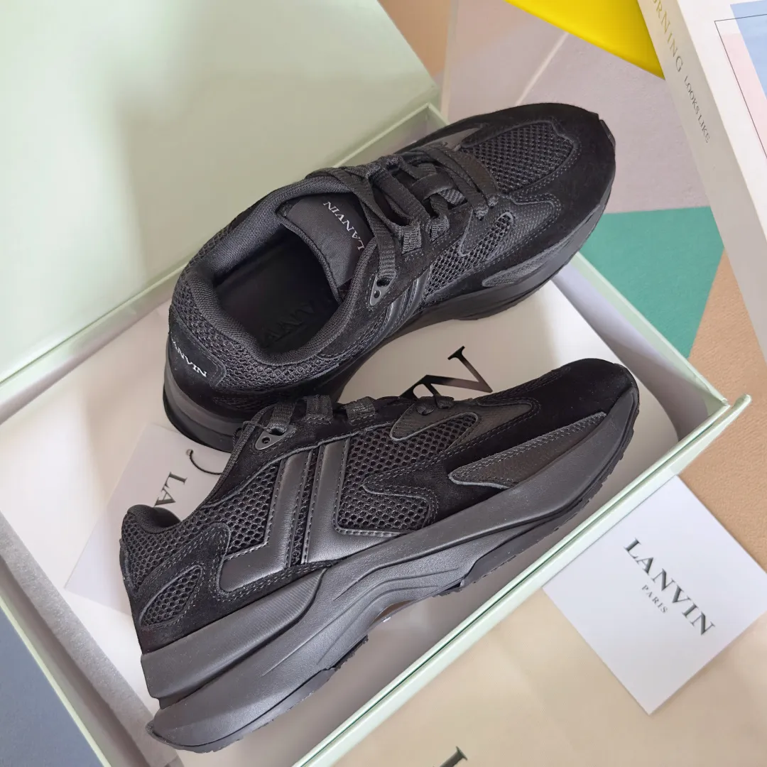 Top version: Couple model 290 Lanvin Lanvin's latest Jla series Couple model Mesh Thick sole Casual sports shoes Running shoes Original purchase, development and production This men's and women's sports shoes are light and comfortable, and the mesh design makes the uppers lighter. They are not afraid of stuffy feet, and the shoes look fashionable when paired with skirts and trousers. The upper is decorated with LANVIN's classic •J logo. The curved lines pay tribute to the circular element of the LANVIN logo, showing the brand's ingenuity. This shoe combines sports, fashion and craftsmanship. The delivery counter has exquisite packaging 🛍📦 ▪️ Fabric: Original customized mesh + cowhide ▪️ Lining: Original imported breathable mesh ▪️ Sole: Exclusive molded foam + TPU material ▪️ Bottom thickness: 4CM ▪️ Size: Women's 35-41 / Men's 39-45